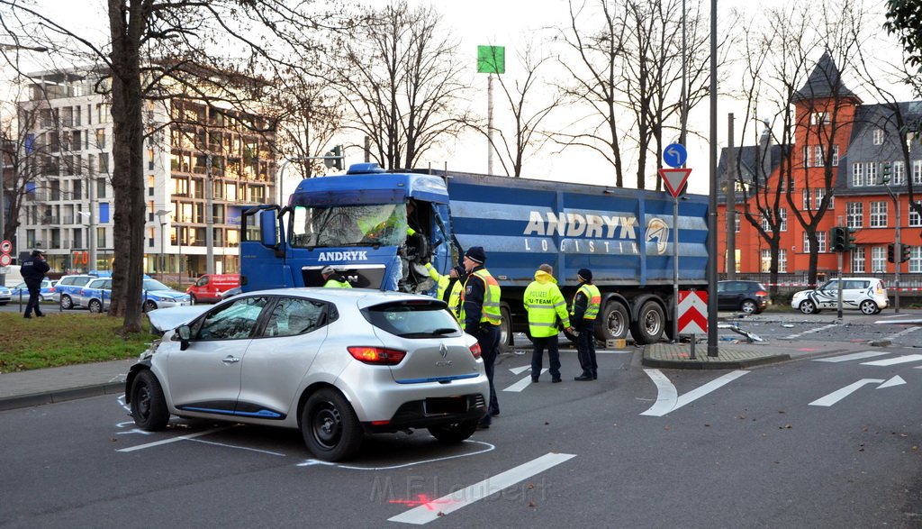 Schwerer VU LKW KVB Bus PKW Koeln Agrippinaufer Ubierring P170.JPG